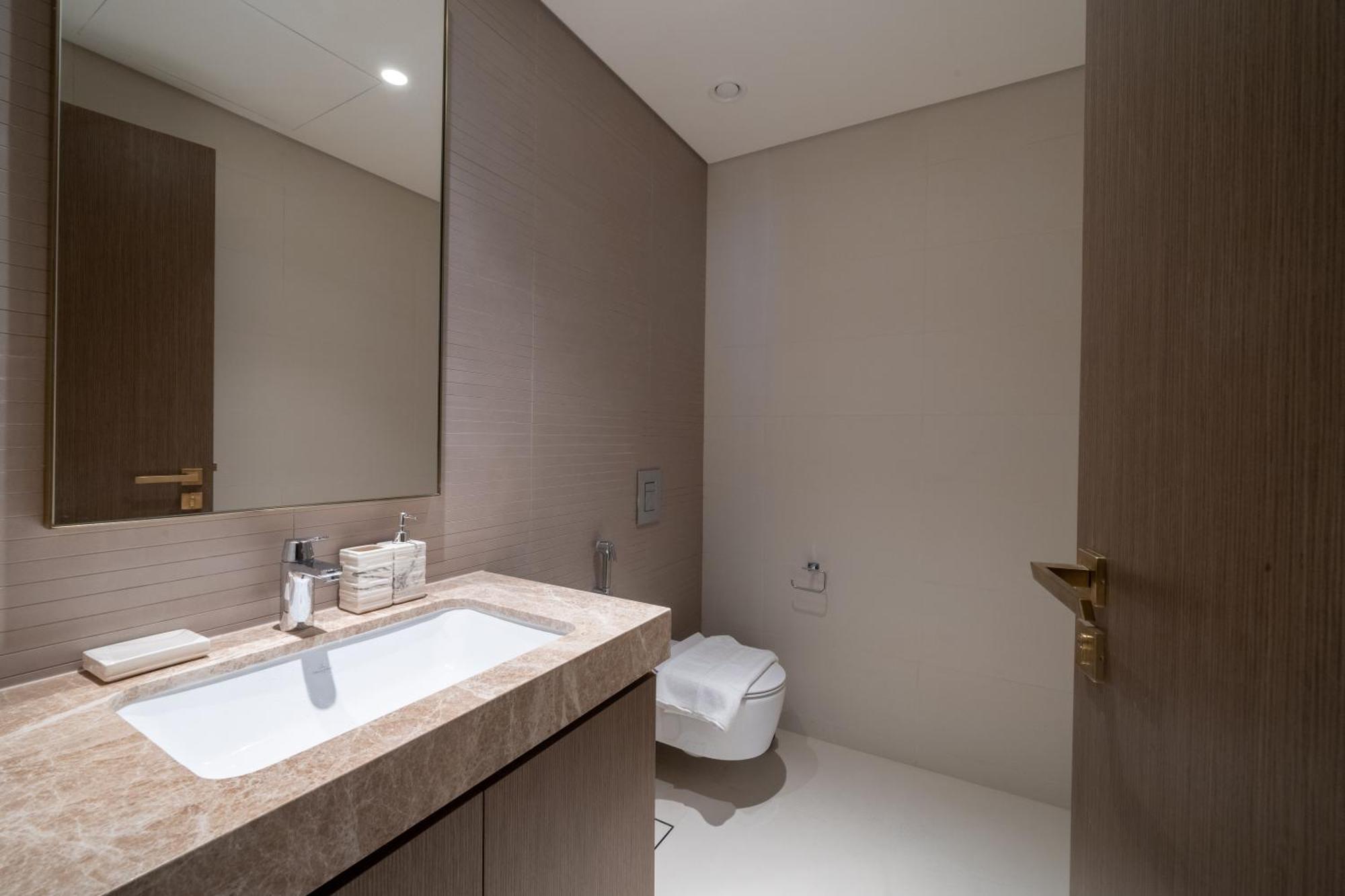 Homes & Beyond I Modern 2 Bedroom With Access Apartment *